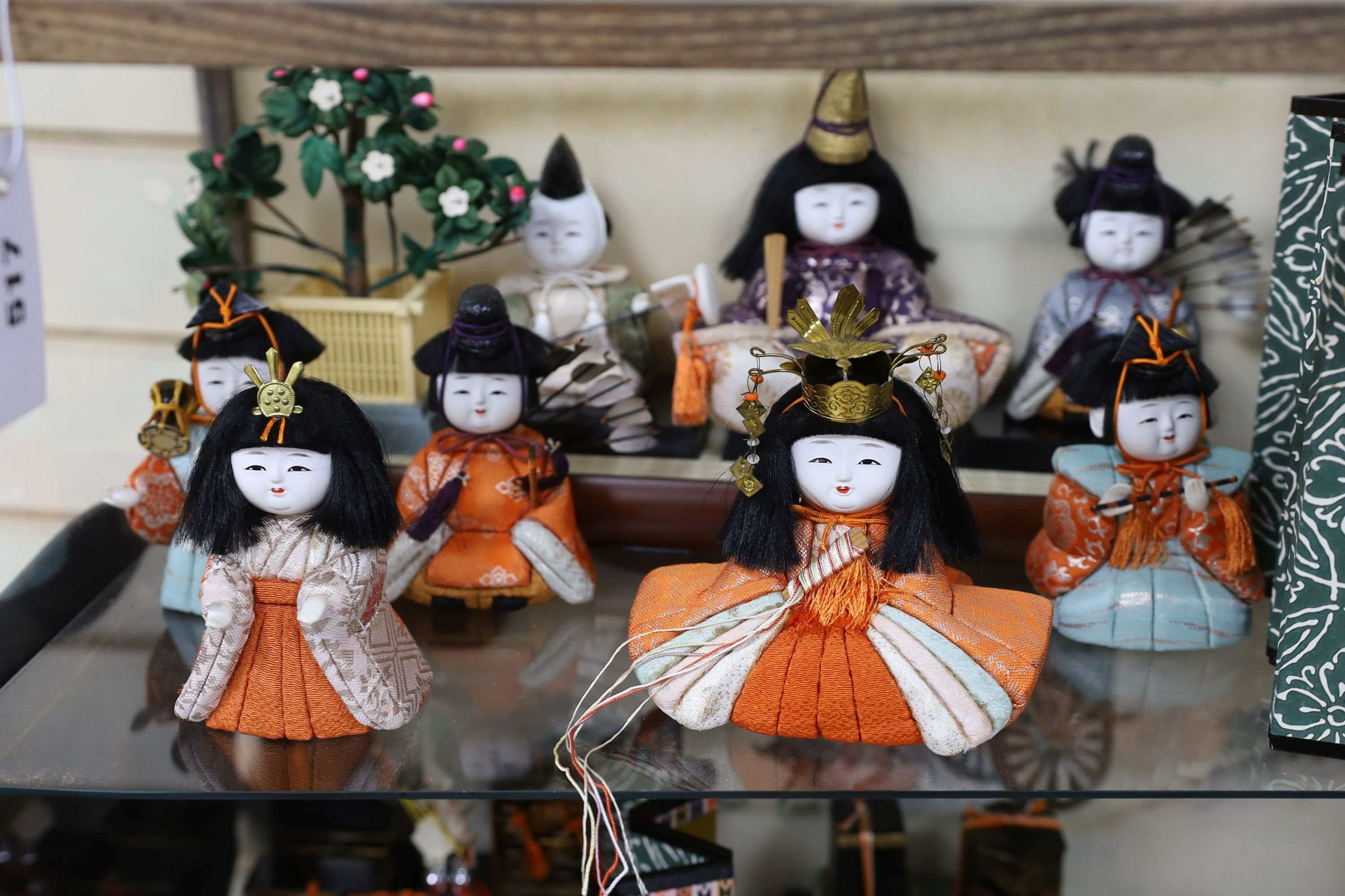 A 20th century Japanese diorama, (Hinamatsuri), depicting the Emperor's Court in an open cabinet, cabinet 84 cms wide x 69 cms high.